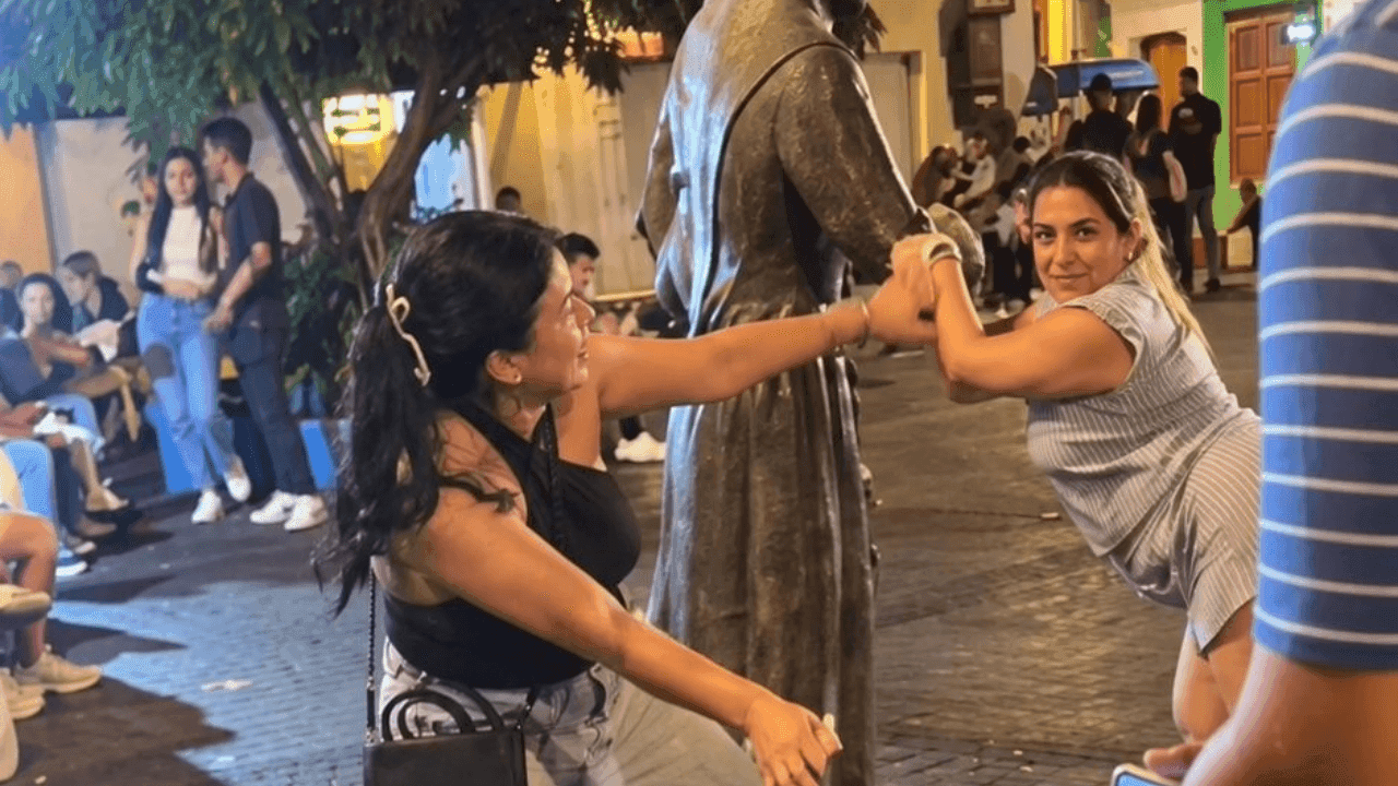 Turista de Barranquilla derriba escultura del Cura Umaña: alcalde de Cartagena exige reparación