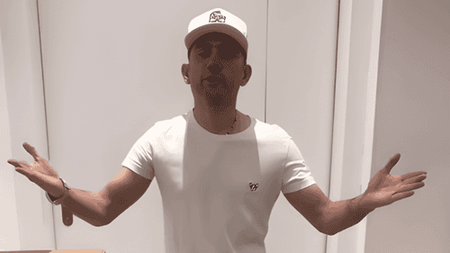 Iván Zuleta muestra los acordeones que donará.