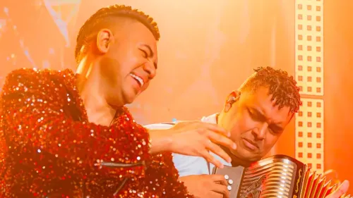 En la foto: Diego Daza junto al acordeonero Rolando Ochoa